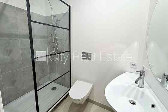 Фасадный дом, реновированный дом, закрытый двор, вход с улицы, окна выходят во Рига