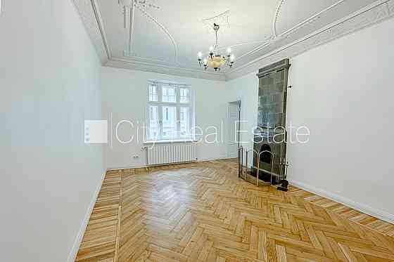 Фасадный дом, реновированный дом, закрытый двор, вход с улицы, окна выходят во Рига