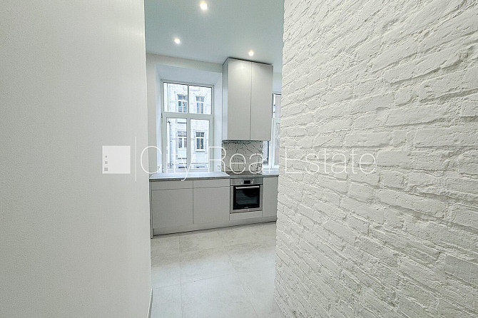 Фасадный дом, реновированный дом, закрытый двор, вход с улицы, окна выходят во Рига - изображение 4