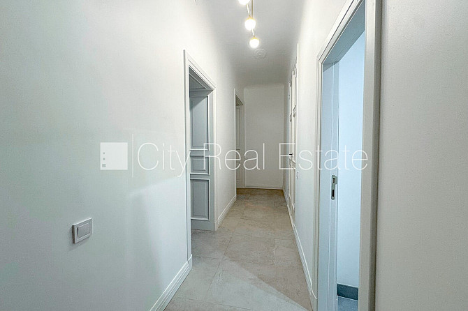 Фасадный дом, реновированный дом, закрытый двор, вход с улицы, окна выходят во Рига - изображение 8