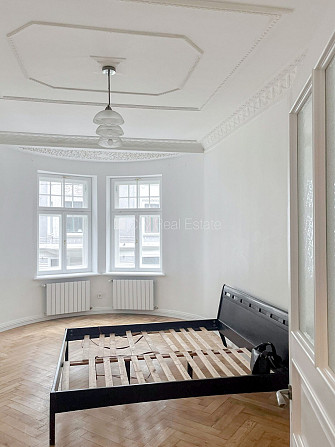 Фасадный дом, реновированный дом, закрытый двор, вход с улицы, окна выходят во Рига - изображение 5