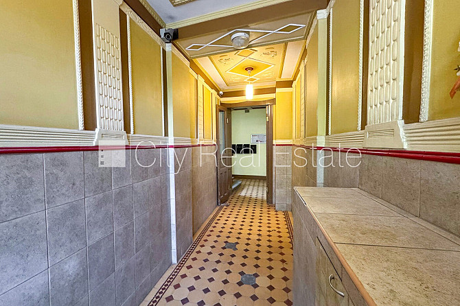 Фасадный дом, реновированный дом, закрытый двор, вход с улицы, окна выходят во Рига - изображение 10