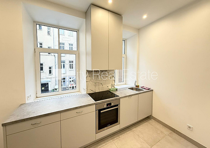 Fasādes māja, renovēta māja, slēgts pagalms, ieeja no ielas, luksuss apartamenti , logi Rīga - foto 17