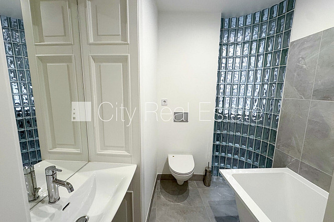 Фасадный дом, реновированный дом, закрытый двор, вход с улицы, окна выходят во Рига - изображение 9