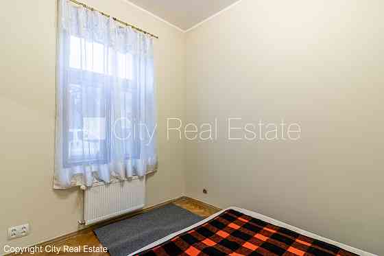 Здание во дворе, благоустроенная озеленённая территория, бесплатная стоянка во Rīga