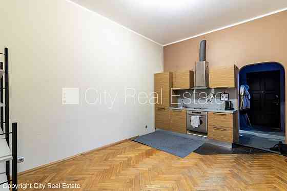 Здание во дворе, благоустроенная озеленённая территория, бесплатная стоянка во Rīga