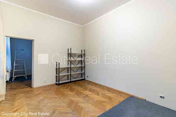 Здание во дворе, благоустроенная озеленённая территория, бесплатная стоянка во Rīga