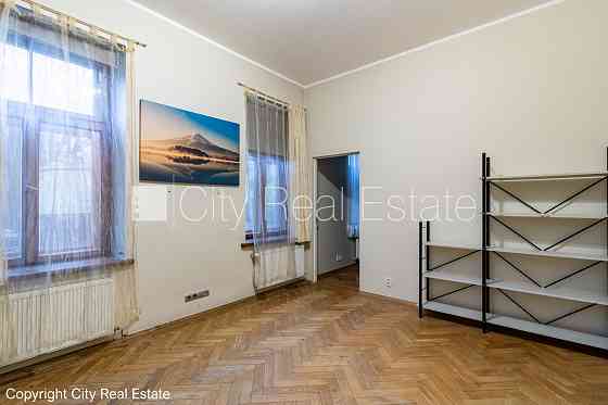 Здание во дворе, благоустроенная озеленённая территория, бесплатная стоянка во Rīga