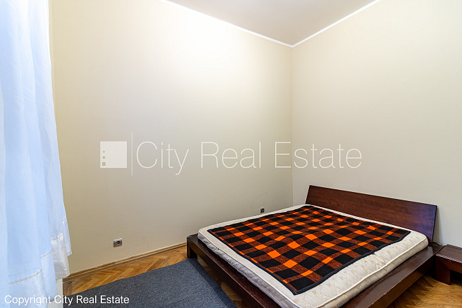 Pagalma ēka, labiekārtota apzaļumota teritorija, bezmaksas stāvvieta pagalmā, viena istaba Rīga - foto 7