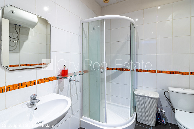 Pagalma ēka, labiekārtota apzaļumota teritorija, bezmaksas stāvvieta pagalmā, viena istaba Rīga - foto 8