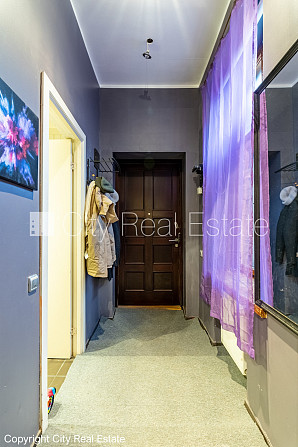 Pagalma ēka, labiekārtota apzaļumota teritorija, bezmaksas stāvvieta pagalmā, viena istaba Rīga - foto 11