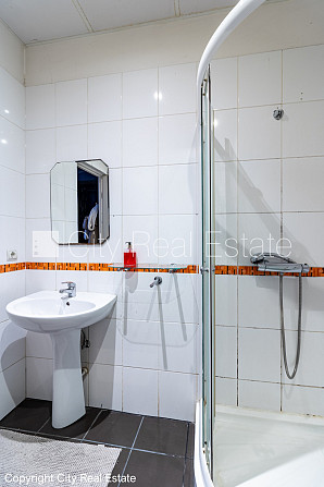 Pagalma ēka, labiekārtota apzaļumota teritorija, bezmaksas stāvvieta pagalmā, viena istaba Rīga - foto 9