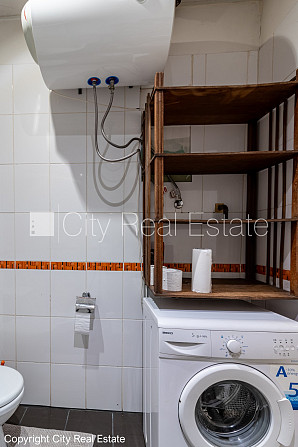 Pagalma ēka, labiekārtota apzaļumota teritorija, bezmaksas stāvvieta pagalmā, viena istaba Rīga - foto 10