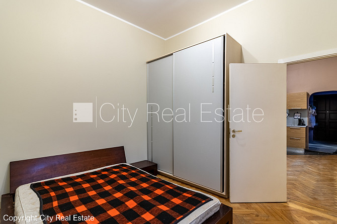 Pagalma ēka, labiekārtota apzaļumota teritorija, bezmaksas stāvvieta pagalmā, viena istaba Rīga - foto 5