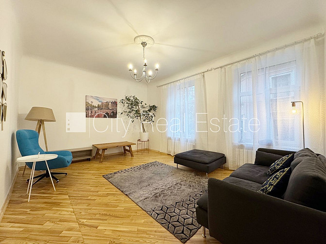 Фасадный дом, изолированные комнаты 3 шт., студио, кухня объединена с гостинной, Рига - изображение 1