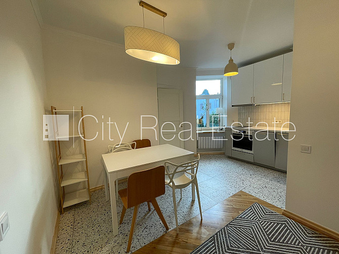 Фасадный дом, изолированные комнаты 3 шт., студио, кухня объединена с гостинной, Рига - изображение 4