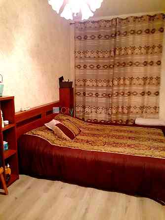 Фасадный дом, фасад с деревянной отделкой, место для машины, вход со двора, окна Рига