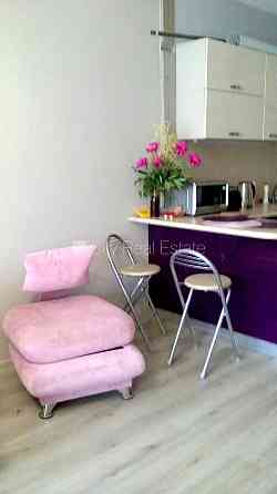 Фасадный дом, фасад с деревянной отделкой, место для машины, вход со двора, окна Рига