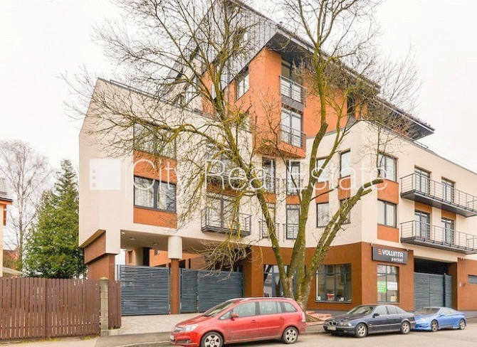 Jaunceltne, fasādes māja, labiekārtots apzaļumots pagalms, slēgts pagalms, iespēja nomāt Rīga - foto 11