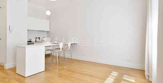 Реновированный дом, студио, кухня объединена с комнатой, высокие потолки, Rīga