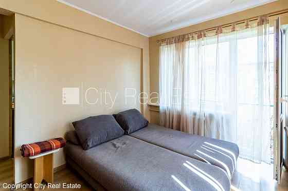 Здание во дворе, благоустроенная озеленённая территория, место для машины, Rīga