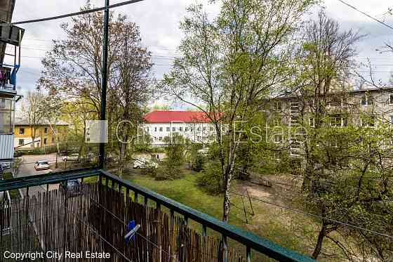 Здание во дворе, благоустроенная озеленённая территория, место для машины, Rīga