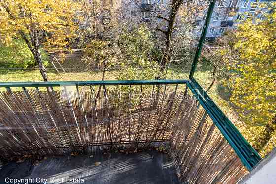 Здание во дворе, благоустроенная озеленённая территория, место для машины, Rīga