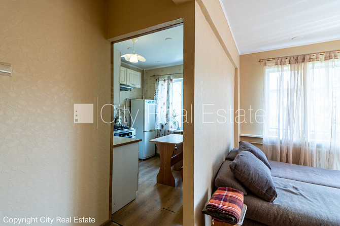 Pagalma ēka, labiekārtota apzaļumota teritorija, vieta automašīnai, kāpņu telpa pēc Rīga - foto 9