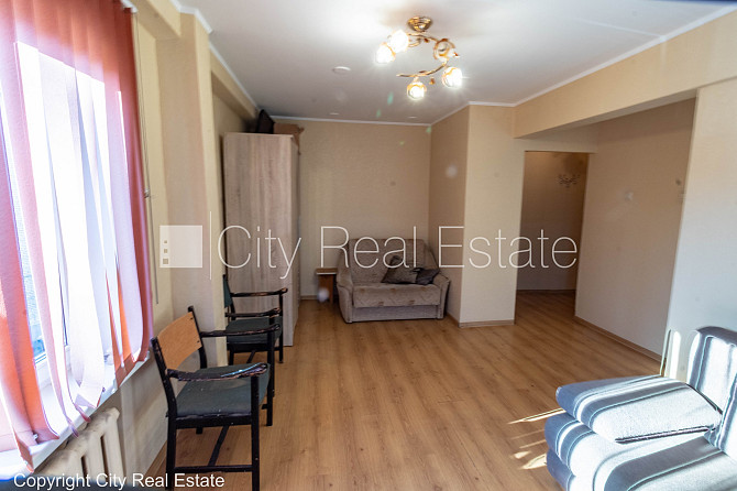 Pagalma ēka, labiekārtota apzaļumota teritorija, vieta automašīnai, kāpņu telpa pēc Rīga - foto 7