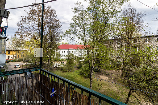 Pagalma ēka, labiekārtota apzaļumota teritorija, vieta automašīnai, kāpņu telpa pēc Rīga - foto 6