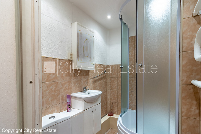 Pagalma ēka, labiekārtota apzaļumota teritorija, vieta automašīnai, kāpņu telpa pēc Rīga - foto 13