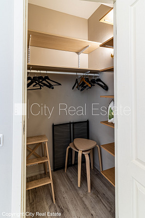 Фасадный дом, реновированный дом, вход с улицы, лестничная клетка после Рига - изображение 13