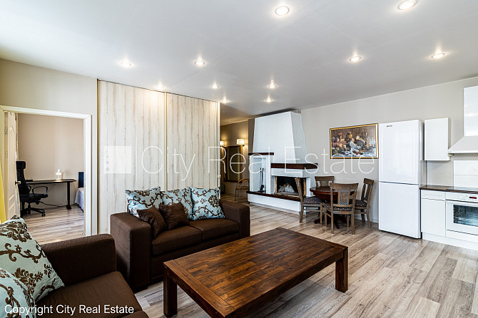 Фасадный дом, реновированный дом, вход с улицы, лестничная клетка после Рига - изображение 1