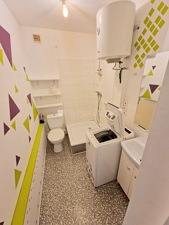 Fasādes māja, renovēta māja, ieeja no ielas, mansards, kāpņu telpa pēc kosmētiskā remonta, Rīga - foto 17