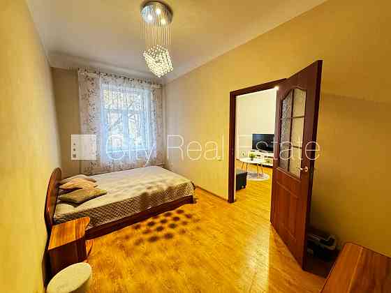 Здание во дворе, реновированный дом, благоустроенная озеленённая территория, Rīga