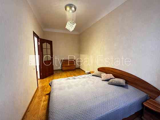 Здание во дворе, реновированный дом, благоустроенная озеленённая территория, Rīga