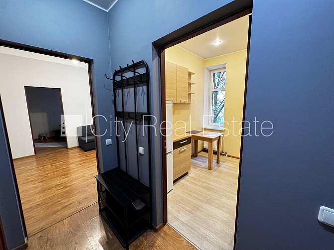 Здание во дворе, реновированный дом, благоустроенная озеленённая территория, Рига - изображение 4