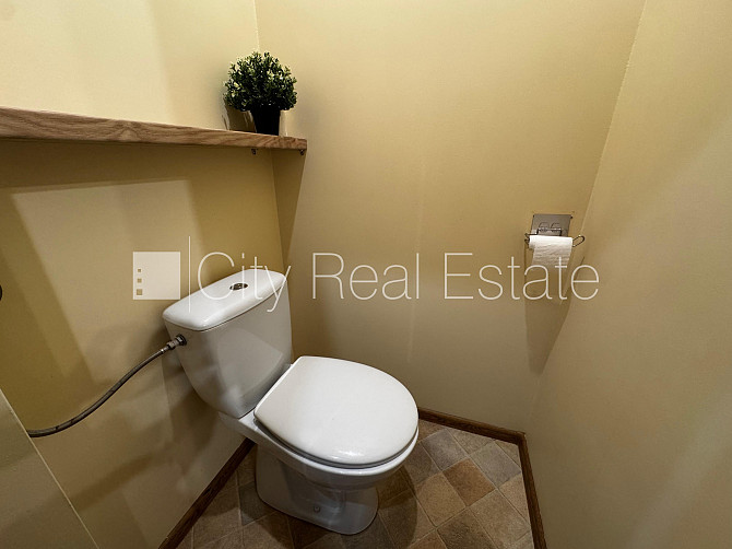 Здание во дворе, реновированный дом, благоустроенная озеленённая территория, Рига - изображение 15