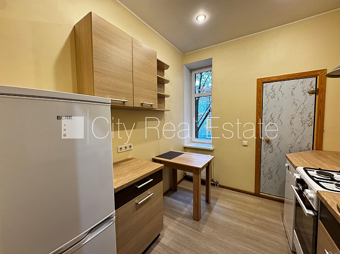 Здание во дворе, реновированный дом, благоустроенная озеленённая территория, Рига - изображение 9