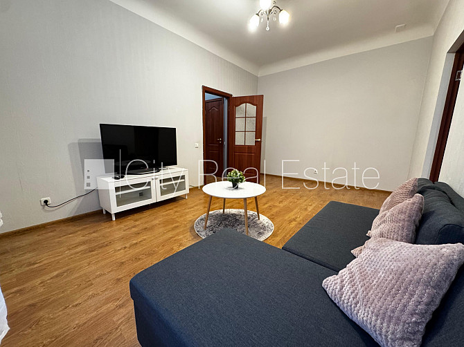 Здание во дворе, реновированный дом, благоустроенная озеленённая территория, Рига - изображение 2