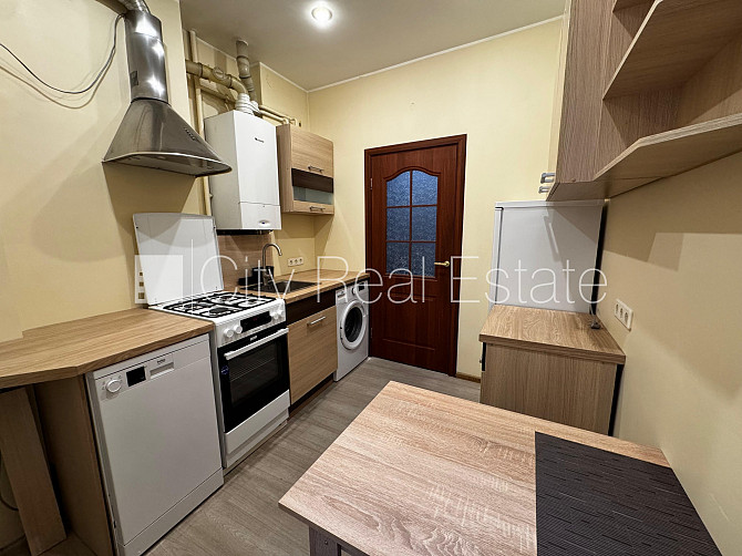 Здание во дворе, реновированный дом, благоустроенная озеленённая территория, Рига - изображение 7