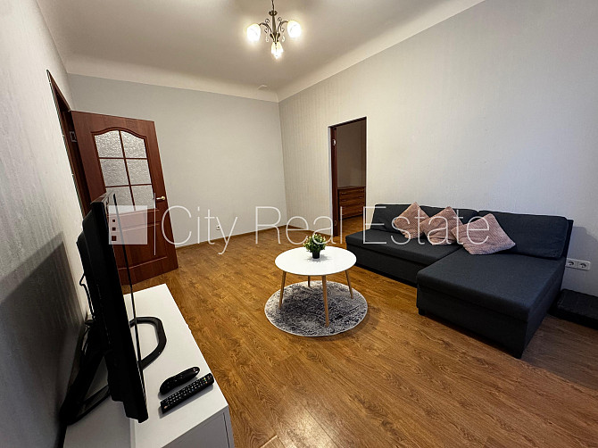 Здание во дворе, реновированный дом, благоустроенная озеленённая территория, Рига - изображение 1