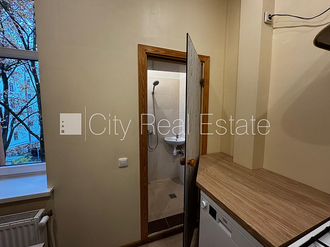 Здание во дворе, реновированный дом, благоустроенная озеленённая территория, Рига - изображение 13