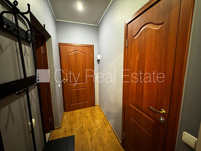 Здание во дворе, реновированный дом, благоустроенная озеленённая территория, Рига - изображение 12