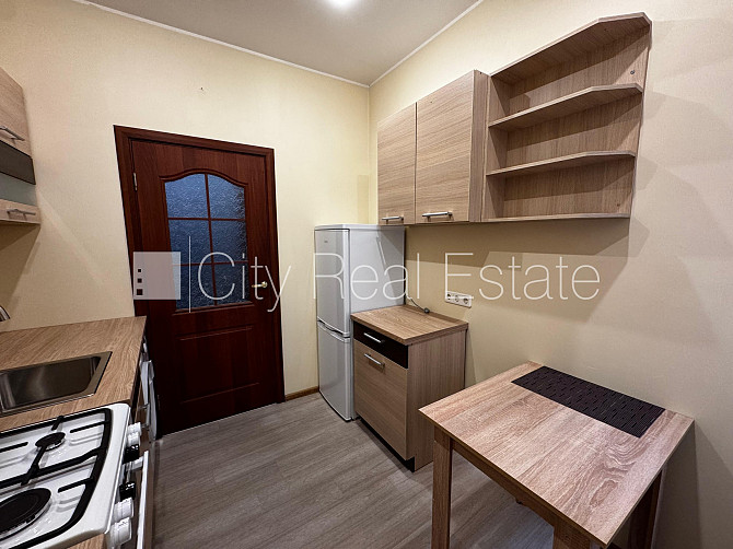 Здание во дворе, реновированный дом, благоустроенная озеленённая территория, Рига - изображение 8