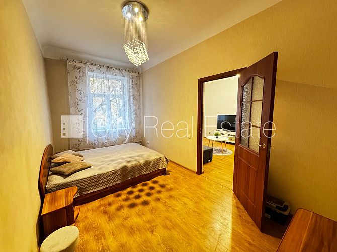 Здание во дворе, реновированный дом, благоустроенная озеленённая территория, Рига - изображение 6