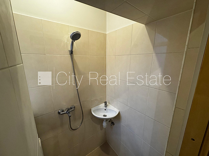 Здание во дворе, реновированный дом, благоустроенная озеленённая территория, Рига - изображение 14