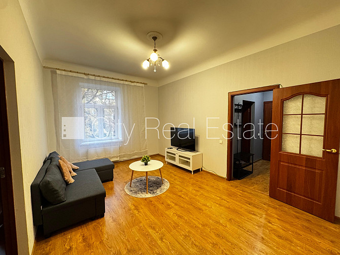 Здание во дворе, реновированный дом, благоустроенная озеленённая территория, Рига - изображение 3