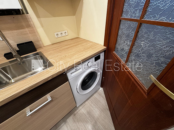 Здание во дворе, реновированный дом, благоустроенная озеленённая территория, Рига - изображение 11