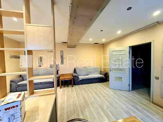 Фасадный дом, бесплатная стоянка во дворе, вход со двора, окна выходят во двор, Rīga